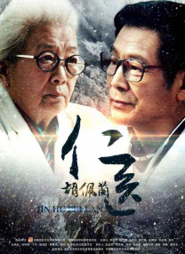 拿刷子刷美国女孩的脚底板心